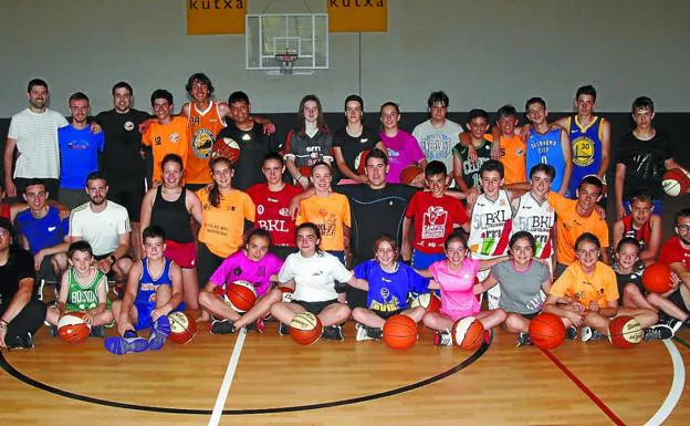 Los participantes en el campus de basket, tanto de Beasain como de Deba. 
