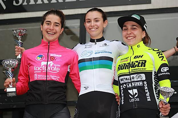 Garazi Estebez, en lo alto del podio de la subida a San Marcial, y una imagen de la cronoescalada. 