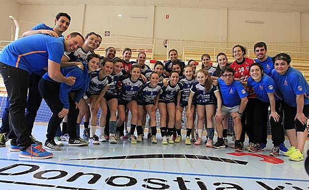 La plantilla de la pasada temporada del Bera Bera posa antes de un entrenamiento.