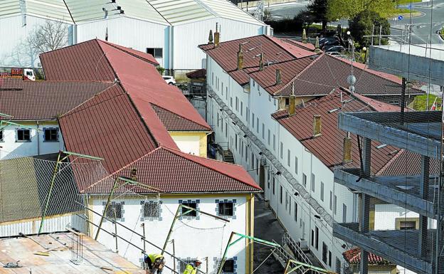 Las nuevas viviendas de Txomin Enea, en proceso de construcción, están pegadas a la vieja cárcel de Martutene.