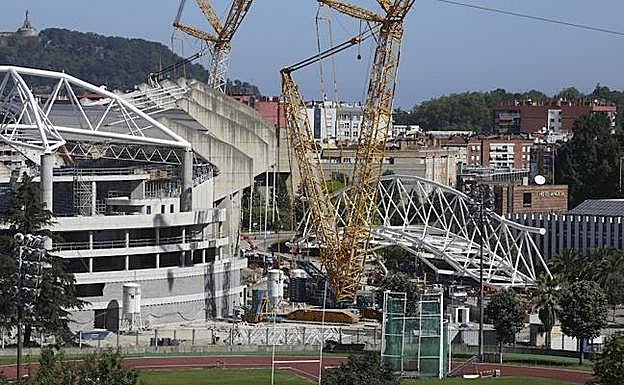 El izado de la cercha de la Tribuna Este de Anoeta se retrasa
