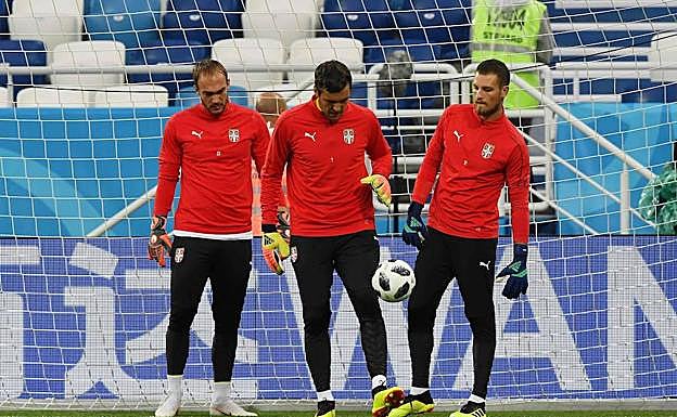 Dmitrovic (izq.), junto a los otros dos porteros de Serbia, Stojkovic y Rajkovic, en el Mundial.