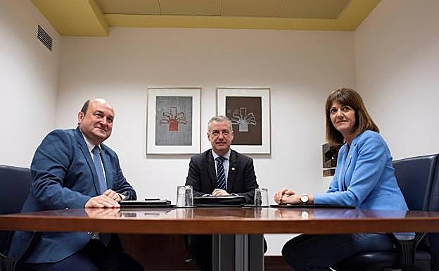 Ortuzar, Urkullu y Mendia, en la reunión.