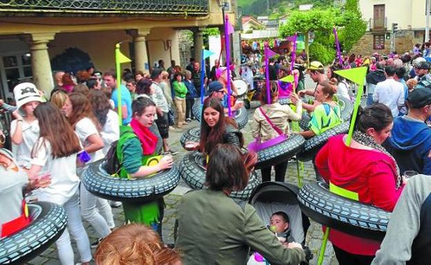 Animados. Las cuadrillas con los disfraces y la electrotxaranga animaron las primeras horas de una larga noche. 