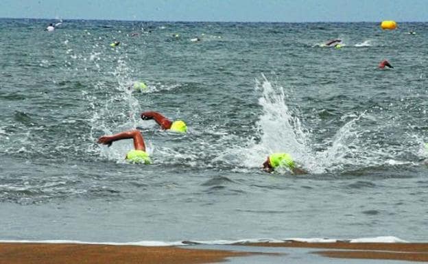 Los participantes nadarán en favor de la Asociación de la Esclerosis Múltiple de Gipuzkoa. 