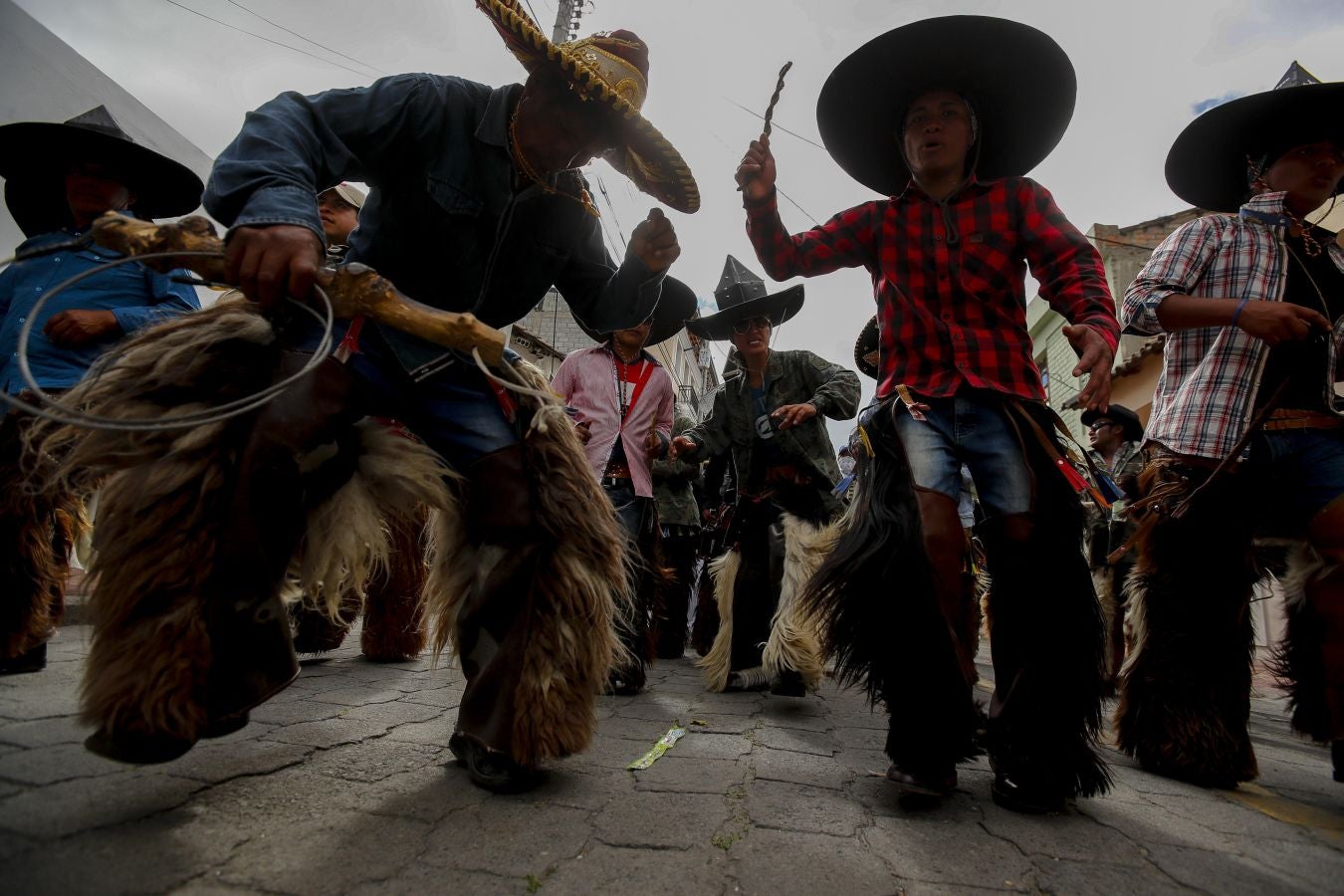 Comunidades indígenas celebran la fiesta del solsticio de verano y de las cosechas con un baile de zapateo.