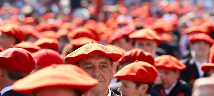 El Alarde público ha contado con el apoyo de la la adjunta del Ararteko, Julia Hernández, de la directora de Emakunde, Izaskun Landaida, la portavoz de EH Bildu en el Parlamento vasco, Maddalen Iriarte, así como de representantes de PSE-EE Ezker Anitza-IU y Podemos
