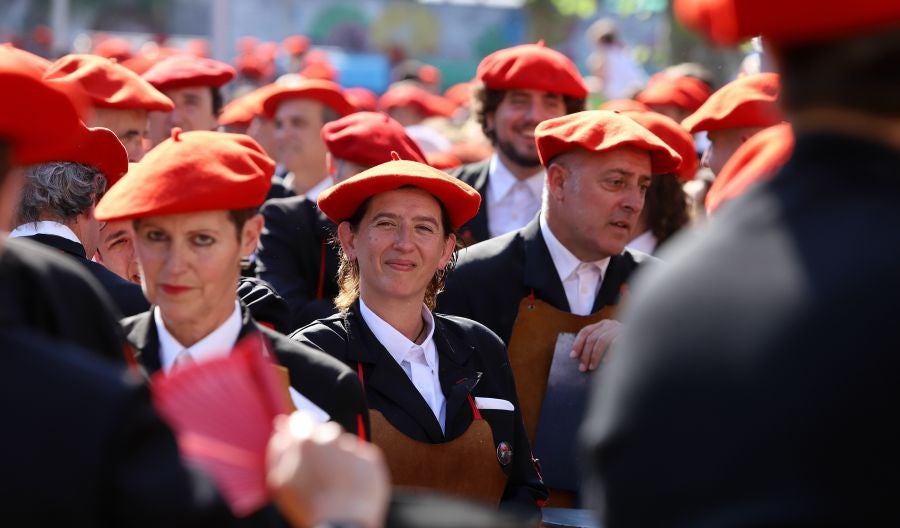 El Alarde público ha contado con el apoyo de la la adjunta del Ararteko, Julia Hernández, de la directora de Emakunde, Izaskun Landaida, la portavoz de EH Bildu en el Parlamento vasco, Maddalen Iriarte, así como de representantes de PSE-EE Ezker Anitza-IU y Podemos