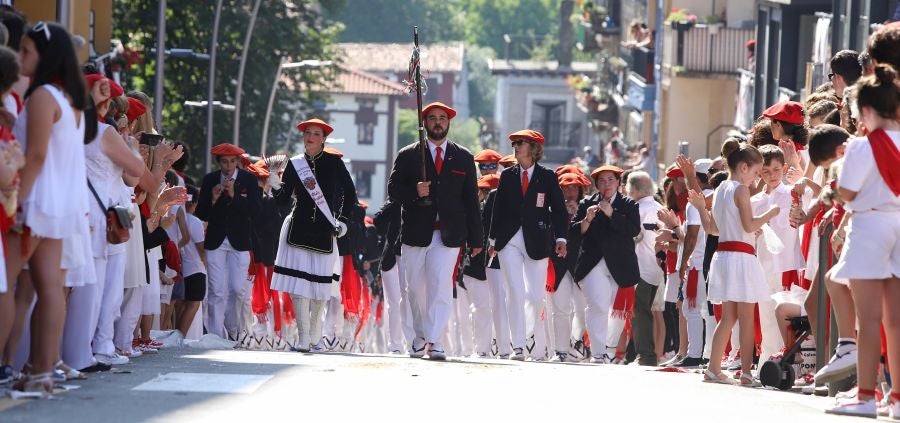 El Alarde público ha contado con el apoyo de la la adjunta del Ararteko, Julia Hernández, de la directora de Emakunde, Izaskun Landaida, la portavoz de EH Bildu en el Parlamento vasco, Maddalen Iriarte, así como de representantes de PSE-EE Ezker Anitza-IU y Podemos