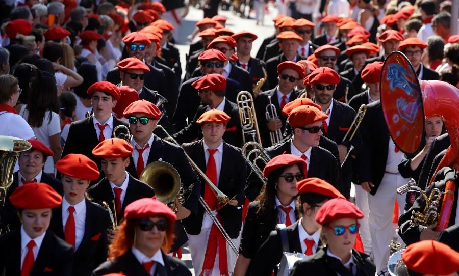 El Alarde público ha contado con el apoyo de la la adjunta del Ararteko, Julia Hernández, de la directora de Emakunde, Izaskun Landaida, la portavoz de EH Bildu en el Parlamento vasco, Maddalen Iriarte, así como de representantes de PSE-EE Ezker Anitza-IU y Podemos