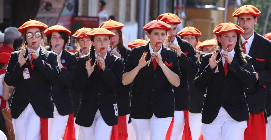 El Alarde público ha contado con el apoyo de la la adjunta del Ararteko, Julia Hernández, de la directora de Emakunde, Izaskun Landaida, la portavoz de EH Bildu en el Parlamento vasco, Maddalen Iriarte, así como de representantes de PSE-EE Ezker Anitza-IU y Podemos