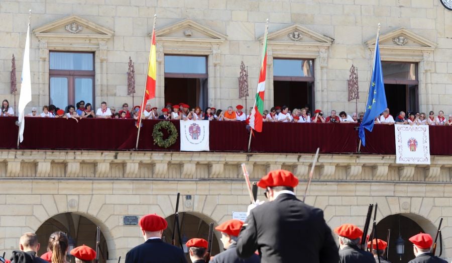 El Alarde público ha contado con el apoyo de la la adjunta del Ararteko, Julia Hernández, de la directora de Emakunde, Izaskun Landaida, la portavoz de EH Bildu en el Parlamento vasco, Maddalen Iriarte, así como de representantes de PSE-EE Ezker Anitza-IU y Podemos