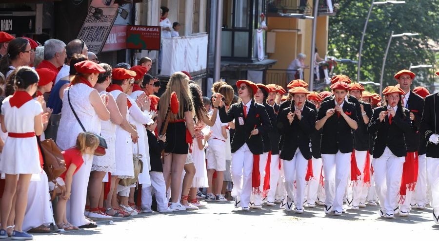 El Alarde público ha contado con el apoyo de la la adjunta del Ararteko, Julia Hernández, de la directora de Emakunde, Izaskun Landaida, la portavoz de EH Bildu en el Parlamento vasco, Maddalen Iriarte, así como de representantes de PSE-EE Ezker Anitza-IU y Podemos