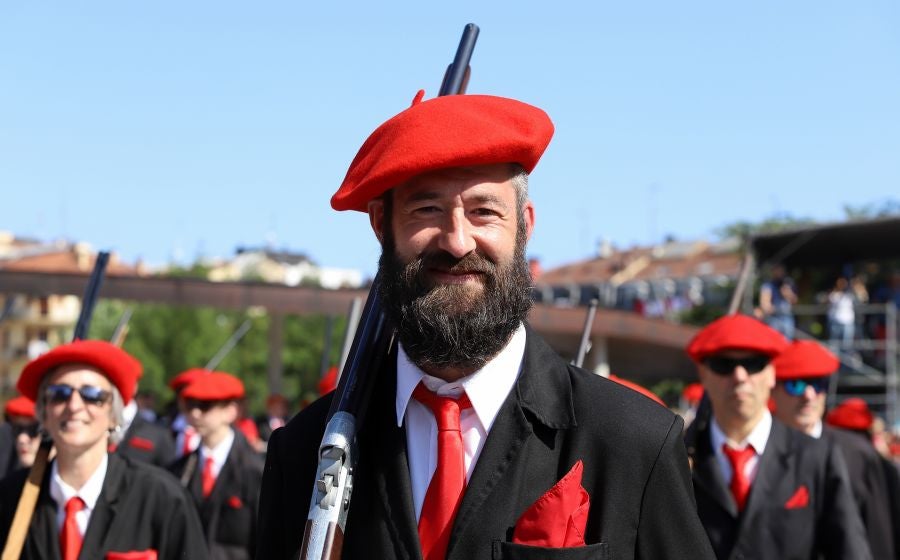 El Alarde público ha contado con el apoyo de la la adjunta del Ararteko, Julia Hernández, de la directora de Emakunde, Izaskun Landaida, la portavoz de EH Bildu en el Parlamento vasco, Maddalen Iriarte, así como de representantes de PSE-EE Ezker Anitza-IU y Podemos