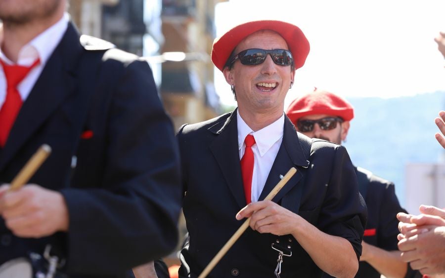 El Alarde público ha contado con el apoyo de la la adjunta del Ararteko, Julia Hernández, de la directora de Emakunde, Izaskun Landaida, la portavoz de EH Bildu en el Parlamento vasco, Maddalen Iriarte, así como de representantes de PSE-EE Ezker Anitza-IU y Podemos