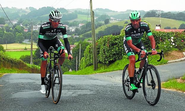 Rafal Majka y Patxi Vila superan el tramo más difícil de la cuesta de Pinodieta. 