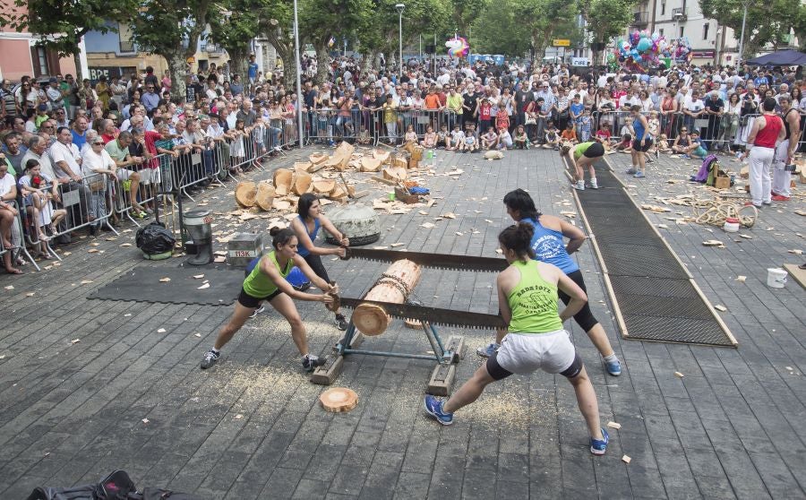 A pesar de lo largo e intenso que fue el sábado en Irun, durante el día grande de los sanmarciales, la ciudad volvió a echarse a la calle ayer para poner el broche de oro a más de una semana de festejos. La plaza Urdanibia fue, un año más, el epicentro del programa del último día de las fiestas de San Pedro y San Marcial.