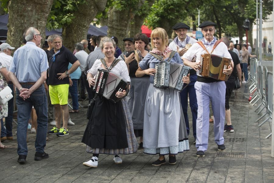 A pesar de lo largo e intenso que fue el sábado en Irun, durante el día grande de los sanmarciales, la ciudad volvió a echarse a la calle ayer para poner el broche de oro a más de una semana de festejos. La plaza Urdanibia fue, un año más, el epicentro del programa del último día de las fiestas de San Pedro y San Marcial.