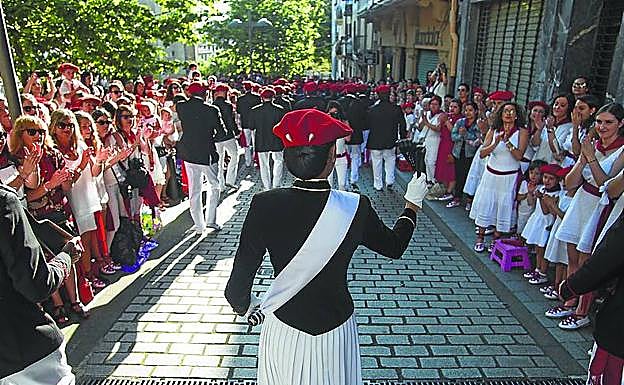 Imagen principal - Arriba, la bajada a la iglesia, uno de los momentos más intensos. A la izquierda, los txilibitos, que ponen música a cada compañía del Alarde. A la derecha, Arantzazu Telleria, la cantinera de Caballería. 