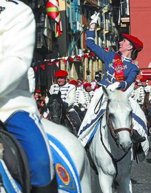 Imagen secundaria 2 - Arriba, la bajada a la iglesia, uno de los momentos más intensos. A la izquierda, los txilibitos, que ponen música a cada compañía del Alarde. A la derecha, Arantzazu Telleria, la cantinera de Caballería. 