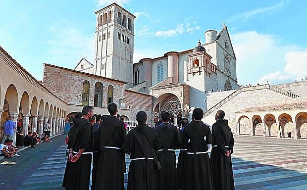 Fraide frantziskotar batzuk Asisko basilikaren ondoan