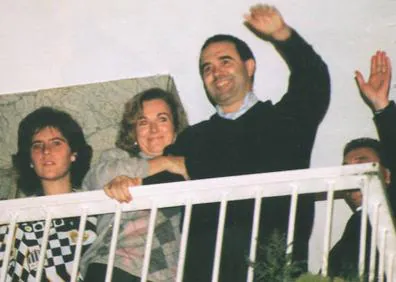 Imagen secundaria 1 - Arriba, imágenes de las movilizaciones. Abajo, Julio Iglesias con su familia y, abajo, en la actualidad.