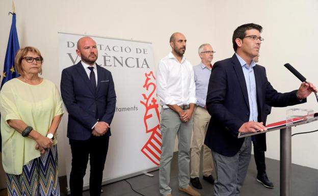 El presidente de la Diputación de Valencia, Jorge Rodríguez (d), durante la comparecencia en la que ha anunciado su dimisión.