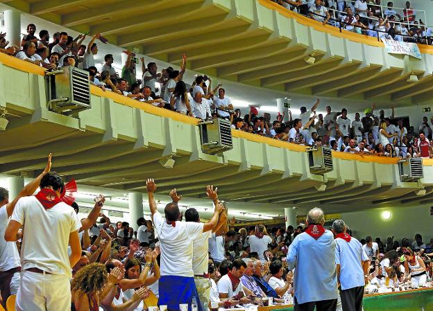 La animación y la fiesta en las gradas del Labrit de Pamplona es el distintivo de la feria de San Fermín.
