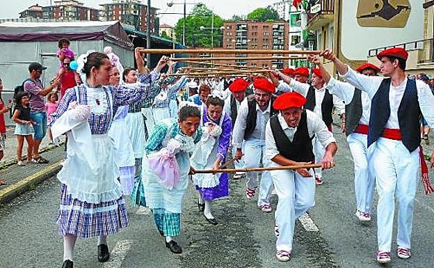 Las parejas de iñudes y artzainas bailando en las inmediaciones del muelle pesquero de San Pedro. 