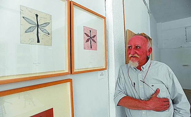 Homenaje. Juan Luis Baroja Collet posa junto al grabado que ha dedicado al barrio de su infancia, Amaña.