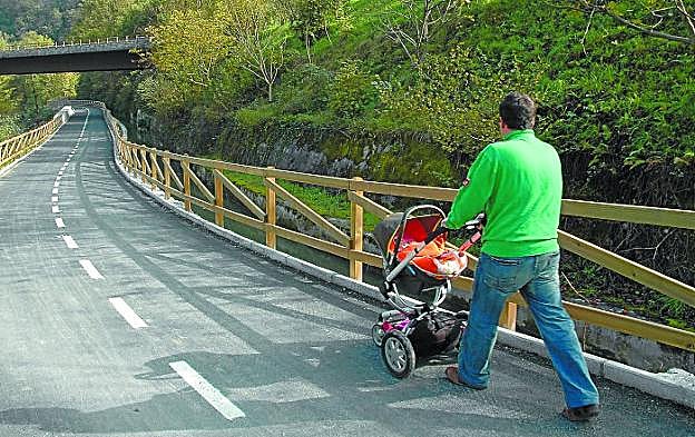 4.500 padres guipuzcoanos se acogieron el año pasado al permiso de paternidad. A partir del jueves, tendrán cinco semanas de baja.