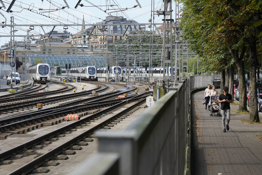 Este martes se ha dado el primer paso para la futura urbanización de la playa de vías de Amara-Easo que quedará libre cuando concluyan las obras de la variante del Topo. El Gobierno Vasco y el Ayuntamiento de San Sebastián han rubricado un convenio. Se prevé que dentro de cuatro años, una vez que finalicen las obras de soterramiento de la línea Hendaia-San Sebastián-Lasarte/Oria de Euskotren, conocida como 'Topo', se empiece a actuar sobre el citado espacio con una superficie de 21.000 metros cuadrados entre la plaza Easo y el ámbito de Morlans.