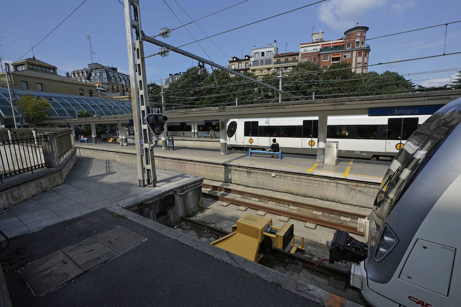 Este martes se ha dado el primer paso para la futura urbanización de la playa de vías de Amara-Easo que quedará libre cuando concluyan las obras de la variante del Topo. El Gobierno Vasco y el Ayuntamiento de San Sebastián han rubricado un convenio. Se prevé que dentro de cuatro años, una vez que finalicen las obras de soterramiento de la línea Hendaia-San Sebastián-Lasarte/Oria de Euskotren, conocida como 'Topo', se empiece a actuar sobre el citado espacio con una superficie de 21.000 metros cuadrados entre la plaza Easo y el ámbito de Morlans.
