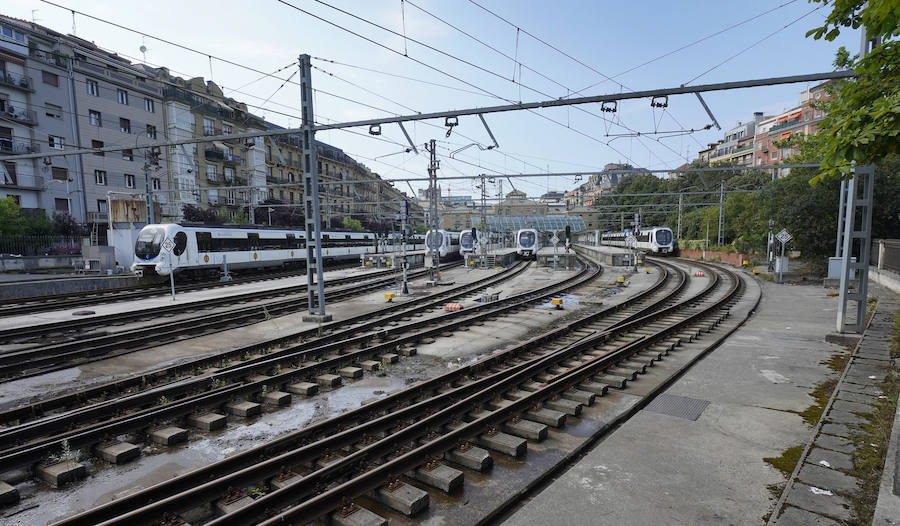 Este martes se ha dado el primer paso para la futura urbanización de la playa de vías de Amara-Easo que quedará libre cuando concluyan las obras de la variante del Topo. El Gobierno Vasco y el Ayuntamiento de San Sebastián han rubricado un convenio. Se prevé que dentro de cuatro años, una vez que finalicen las obras de soterramiento de la línea Hendaia-San Sebastián-Lasarte/Oria de Euskotren, conocida como 'Topo', se empiece a actuar sobre el citado espacio con una superficie de 21.000 metros cuadrados entre la plaza Easo y el ámbito de Morlans.