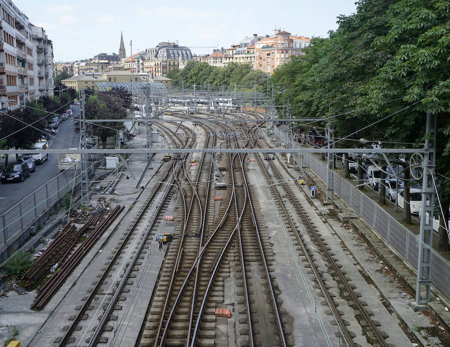 Este martes se ha dado el primer paso para la futura urbanización de la playa de vías de Amara-Easo que quedará libre cuando concluyan las obras de la variante del Topo. El Gobierno Vasco y el Ayuntamiento de San Sebastián han rubricado un convenio. Se prevé que dentro de cuatro años, una vez que finalicen las obras de soterramiento de la línea Hendaia-San Sebastián-Lasarte/Oria de Euskotren, conocida como 'Topo', se empiece a actuar sobre el citado espacio con una superficie de 21.000 metros cuadrados entre la plaza Easo y el ámbito de Morlans.