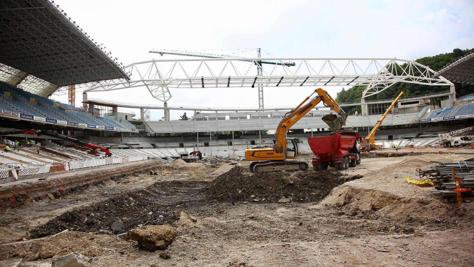 En los últimos días se está procediendo a bajar el terreno de juego de Anoeta y está previsto que el 31 de julio esté totalmente excavado para que se pueda proceder a la colocación de los paquetes del terreno de juego. Se están sellando las gradas en Anoeta y se han comenzado a colocar las bancadas sobre las que se colocarán los asientos. Por otro lado, empieza a verse tabiquería de aseos y bares, se están hormigonando las losas sobre las que se colocarán las gradas de tribunas bajas y también se sigue con los trabajos del zócalo este.