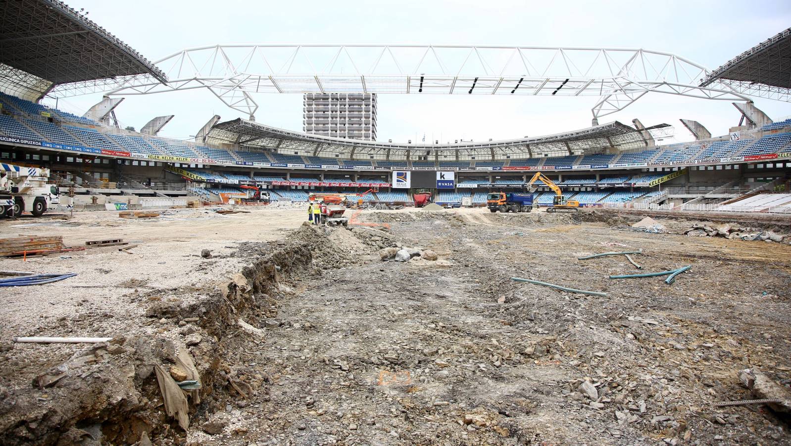 En los últimos días se está procediendo a bajar el terreno de juego de Anoeta y está previsto que el 31 de julio esté totalmente excavado para que se pueda proceder a la colocación de los paquetes del terreno de juego. Se están sellando las gradas en Anoeta y se han comenzado a colocar las bancadas sobre las que se colocarán los asientos. Por otro lado, empieza a verse tabiquería de aseos y bares, se están hormigonando las losas sobre las que se colocarán las gradas de tribunas bajas y también se sigue con los trabajos del zócalo este.