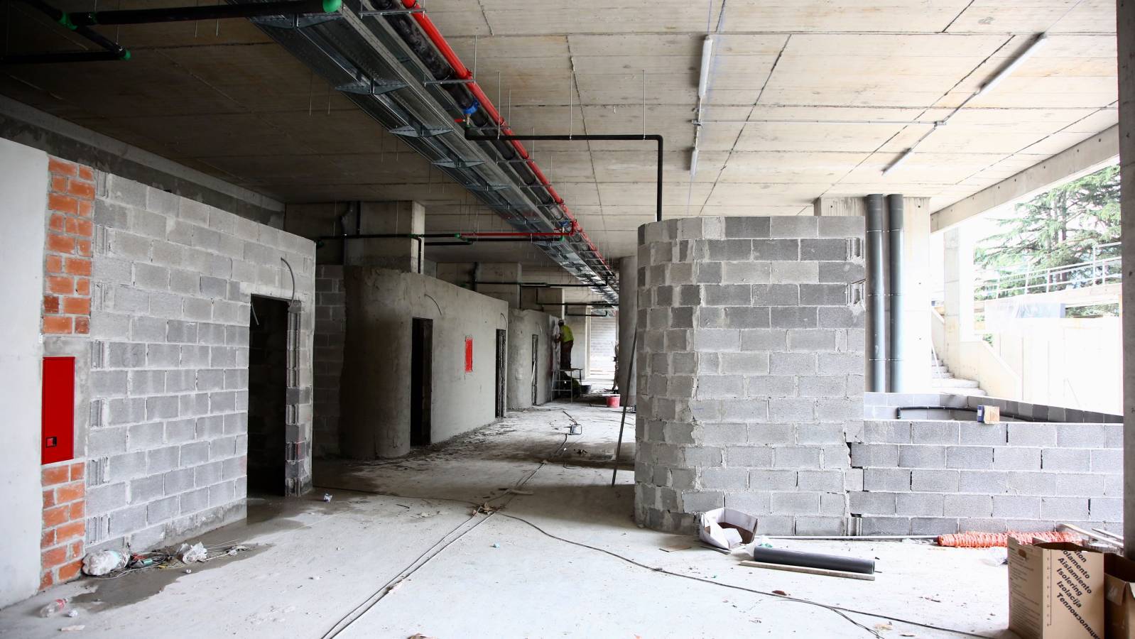 En los últimos días se está procediendo a bajar el terreno de juego de Anoeta y está previsto que el 31 de julio esté totalmente excavado para que se pueda proceder a la colocación de los paquetes del terreno de juego. Se están sellando las gradas en Anoeta y se han comenzado a colocar las bancadas sobre las que se colocarán los asientos. Por otro lado, empieza a verse tabiquería de aseos y bares, se están hormigonando las losas sobre las que se colocarán las gradas de tribunas bajas y también se sigue con los trabajos del zócalo este.