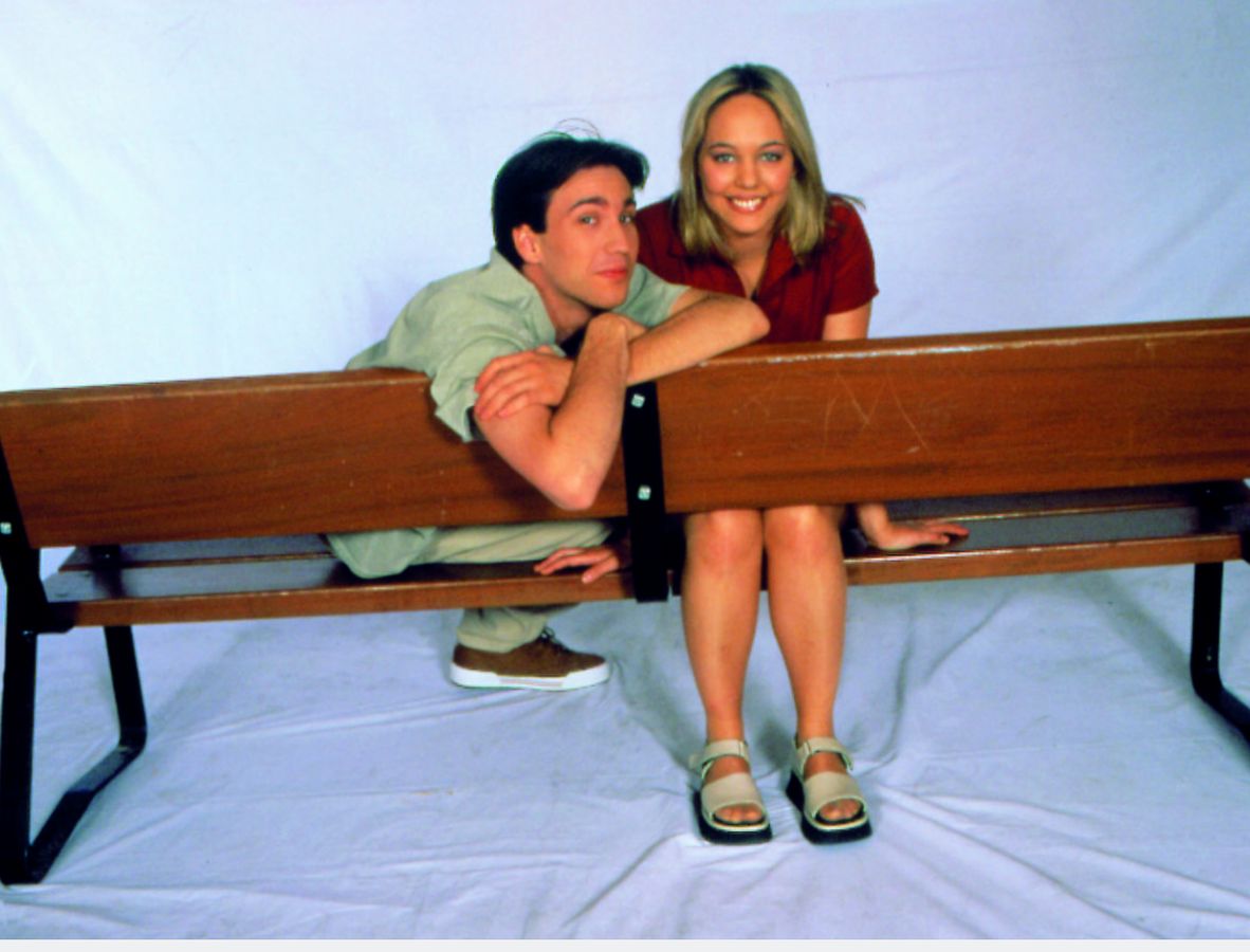 El pasado marzo la mítica serie 'Compañeros' cumplió 20 años. A partir de 1998 los jóvenes españoles se metieron de lleno en la vida y los problemas de los estudiantes y profesores del colegio madrileño Azcona. ¿Cómo han cambiado los actores desde entonces? En Las Provincias hacemos un recorrido por el antes y el después de los personajes principales de 'Compañeros'. Así lucen Sara, Valle o César después de dos décadas