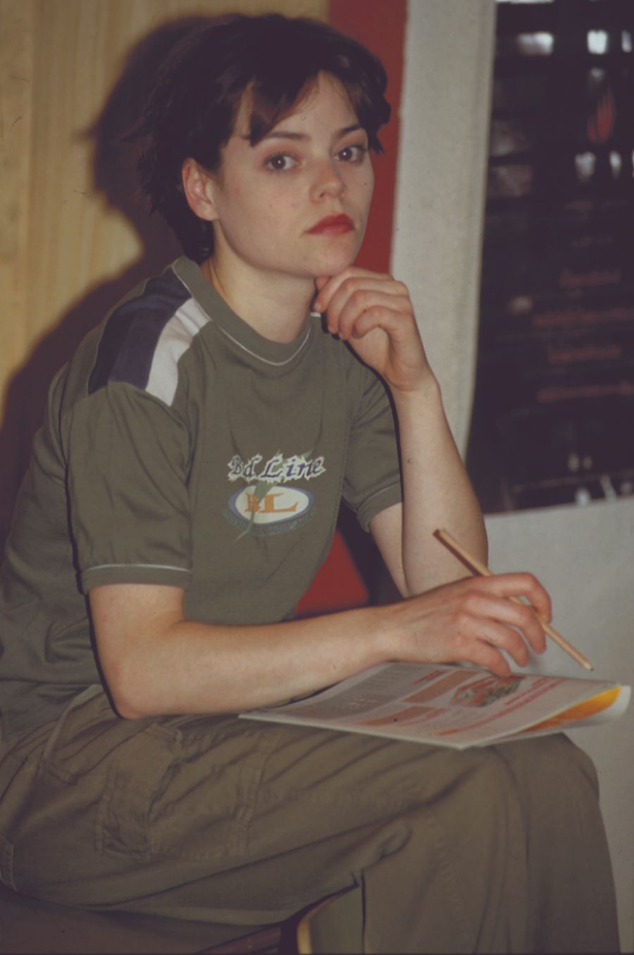 El pasado marzo la mítica serie 'Compañeros' cumplió 20 años. A partir de 1998 los jóvenes españoles se metieron de lleno en la vida y los problemas de los estudiantes y profesores del colegio madrileño Azcona. ¿Cómo han cambiado los actores desde entonces? En Las Provincias hacemos un recorrido por el antes y el después de los personajes principales de 'Compañeros'. Así lucen Sara, Valle o César después de dos décadas