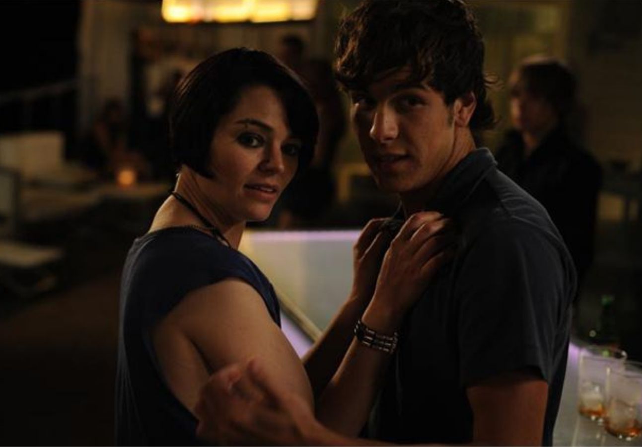 El pasado marzo la mítica serie 'Compañeros' cumplió 20 años. A partir de 1998 los jóvenes españoles se metieron de lleno en la vida y los problemas de los estudiantes y profesores del colegio madrileño Azcona. ¿Cómo han cambiado los actores desde entonces? En Las Provincias hacemos un recorrido por el antes y el después de los personajes principales de 'Compañeros'. Así lucen Sara, Valle o César después de dos décadas