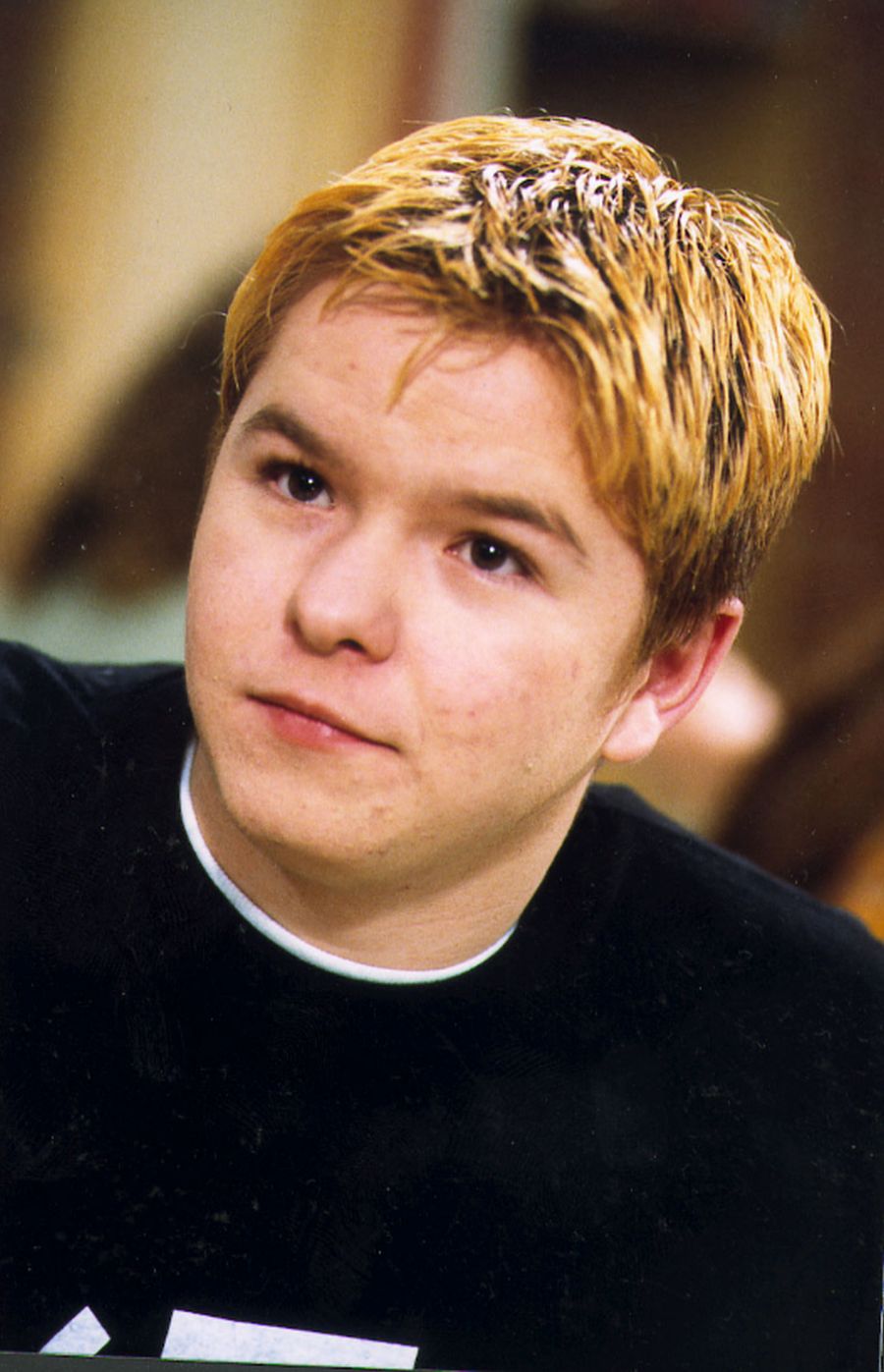 El pasado marzo la mítica serie 'Compañeros' cumplió 20 años. A partir de 1998 los jóvenes españoles se metieron de lleno en la vida y los problemas de los estudiantes y profesores del colegio madrileño Azcona. ¿Cómo han cambiado los actores desde entonces? En Las Provincias hacemos un recorrido por el antes y el después de los personajes principales de 'Compañeros'. Así lucen Sara, Valle o César después de dos décadas