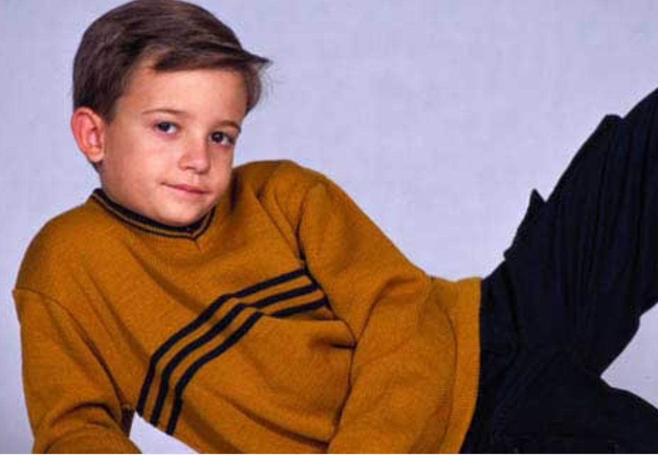 El pasado marzo la mítica serie 'Compañeros' cumplió 20 años. A partir de 1998 los jóvenes españoles se metieron de lleno en la vida y los problemas de los estudiantes y profesores del colegio madrileño Azcona. ¿Cómo han cambiado los actores desde entonces? En Las Provincias hacemos un recorrido por el antes y el después de los personajes principales de 'Compañeros'. Así lucen Sara, Valle o César después de dos décadas