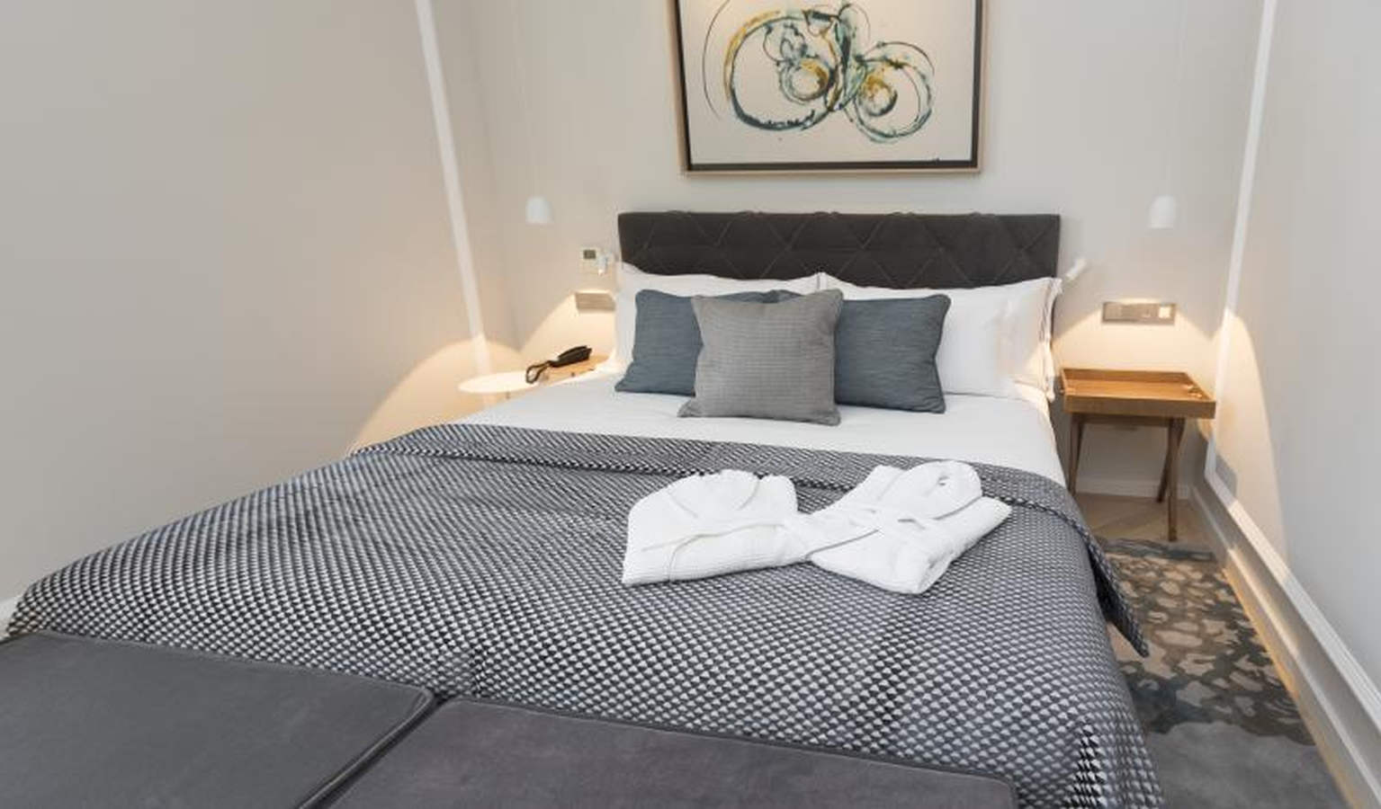 Desde la azotea pueden disfrutarse vistas panorámicas de la Parte Vieja, el Ayuntamiento, el Náutico y la bahía de La Concha. Mesas, sillas, hamacas y sombrillas completan este servicio del alojamiento, que tendrá cuatro estrellas y 58 habitaciones