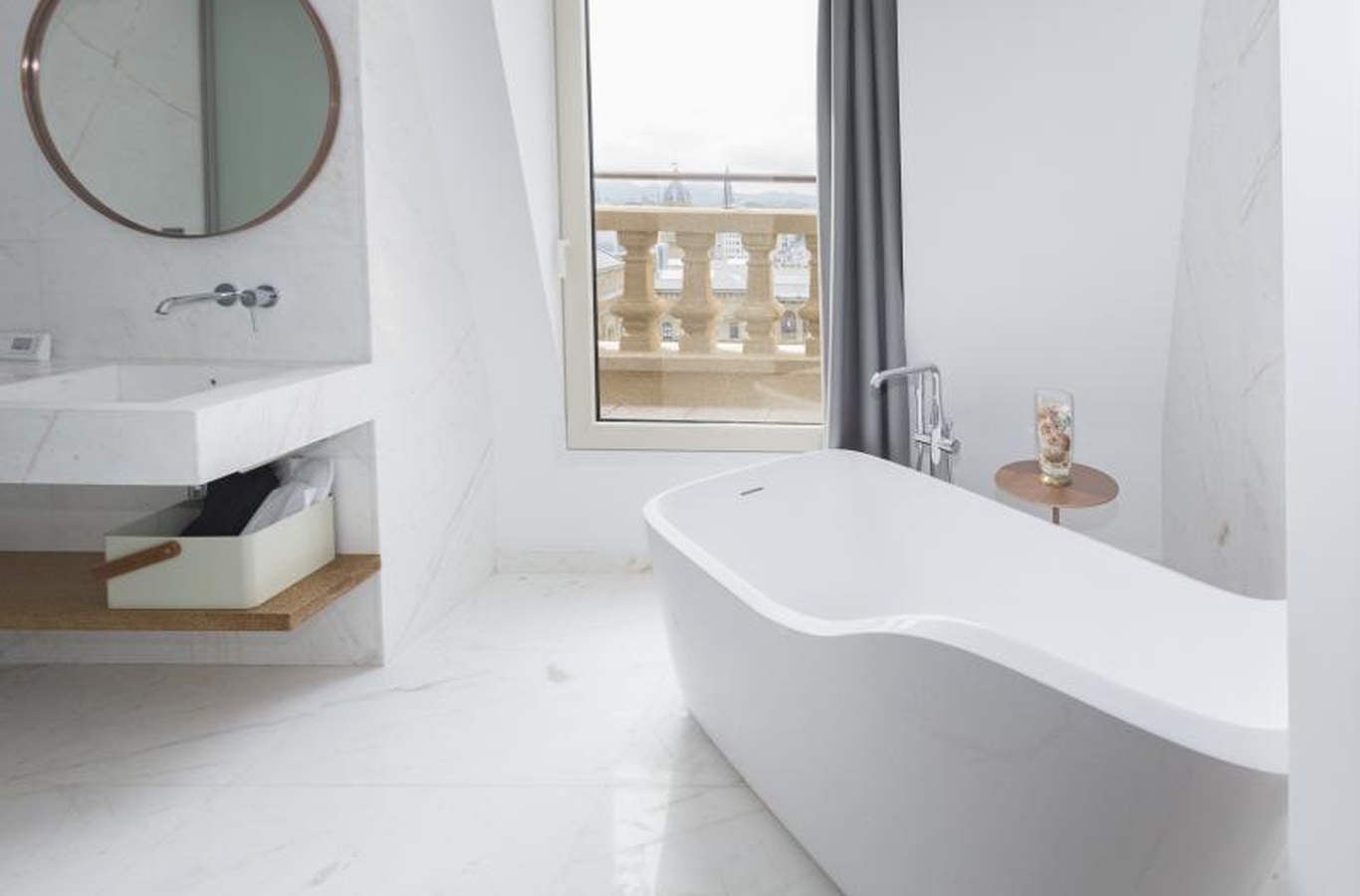 Desde la azotea pueden disfrutarse vistas panorámicas de la Parte Vieja, el Ayuntamiento, el Náutico y la bahía de La Concha. Mesas, sillas, hamacas y sombrillas completan este servicio del alojamiento, que tendrá cuatro estrellas y 58 habitaciones