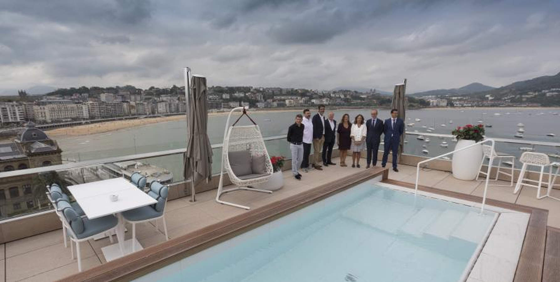 Desde la azotea pueden disfrutarse vistas panorámicas de la Parte Vieja, el Ayuntamiento, el Náutico y la bahía de La Concha. Mesas, sillas, hamacas y sombrillas completan este servicio del alojamiento, que tendrá cuatro estrellas y 58 habitaciones