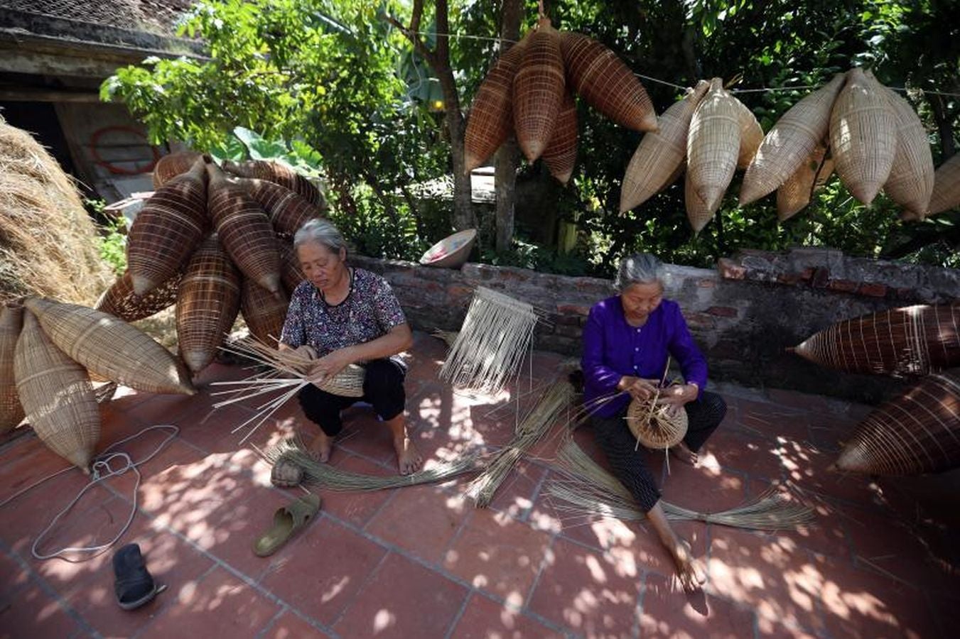 La aldea de Thu Sy, en Vietnam, es famosa por su costumbre de tejer macetas para pescar siendo una de sus mayores fuentes de ingresos.