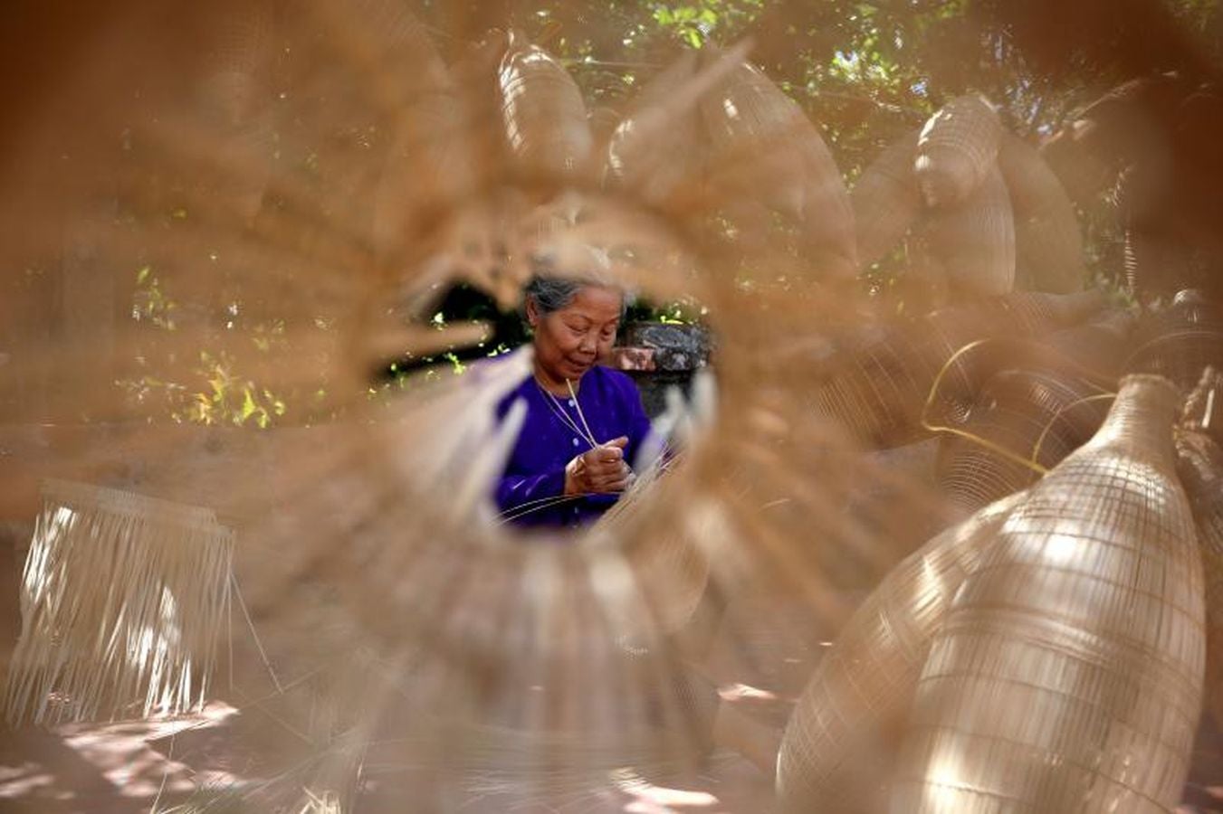 La aldea de Thu Sy, en Vietnam, es famosa por su costumbre de tejer macetas para pescar siendo una de sus mayores fuentes de ingresos.