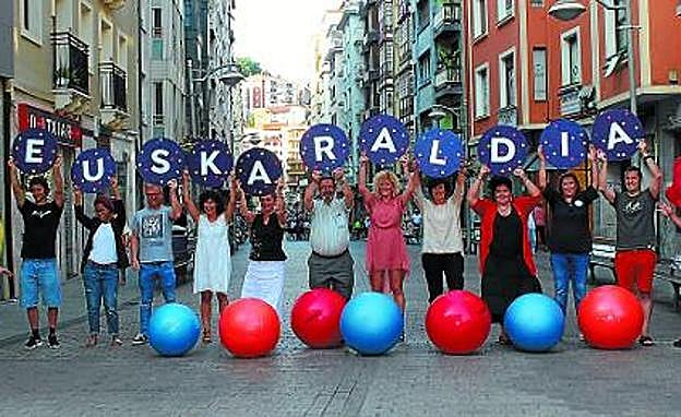 Hamaikakoa. Entre las once personas se recogen los tres roles, 'ahobizi', 'belarriprest' y 'bihotzgoxo', que plantea la participación en 'Euskaraldia, 11 egun euskaraz'.