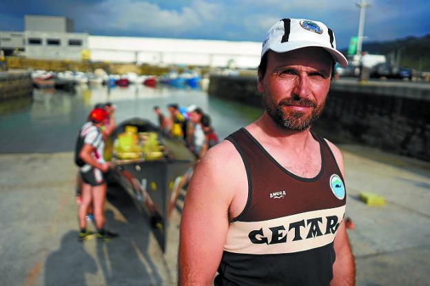 El entrenador de la Esperantza, el oriotarra Gorka Etxeberria, posa ayer en Getaria.